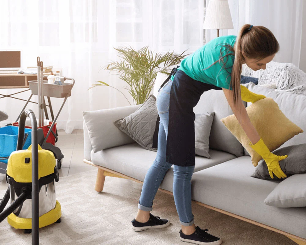 Vệ sinh sofa kĩ càng cho khách