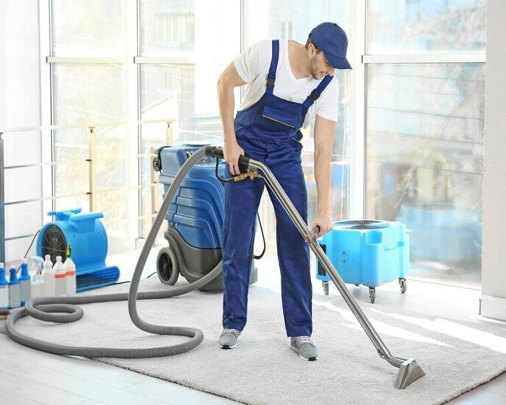Vệ sinh thảm kĩ lưỡng cho khách 