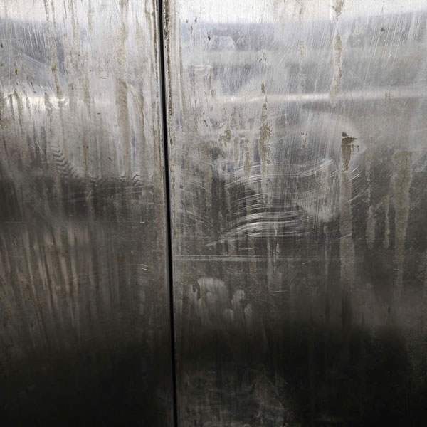 Thang máy bị ố nặng
