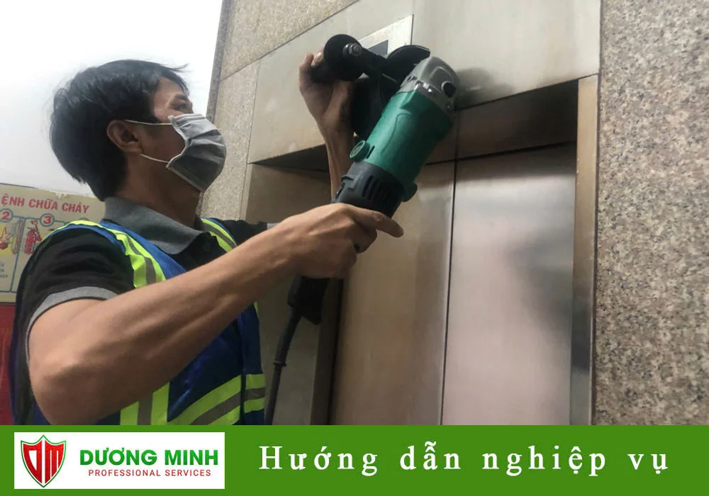 đánh bóng thang máy