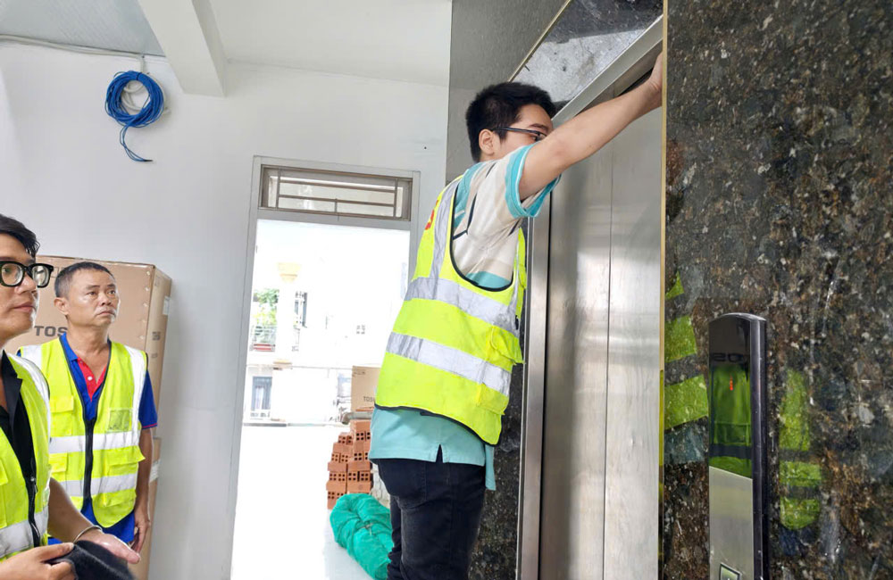 Đánh bóng cửa ngoài thang máy