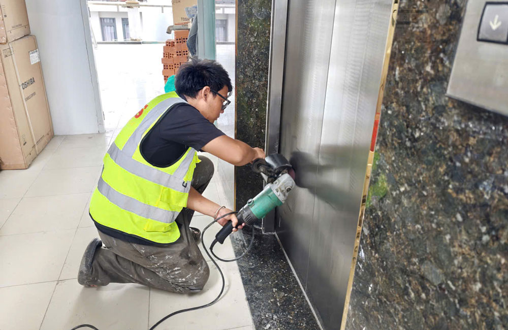 Nhân viên đánh bóng chuyên nghiệp
